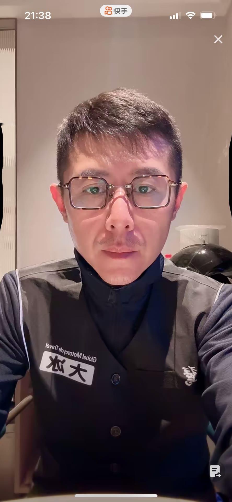 连麦女子：冰哥，我今年48了。我老公去年退休，以前他上班我还能自己待着，现在天天
