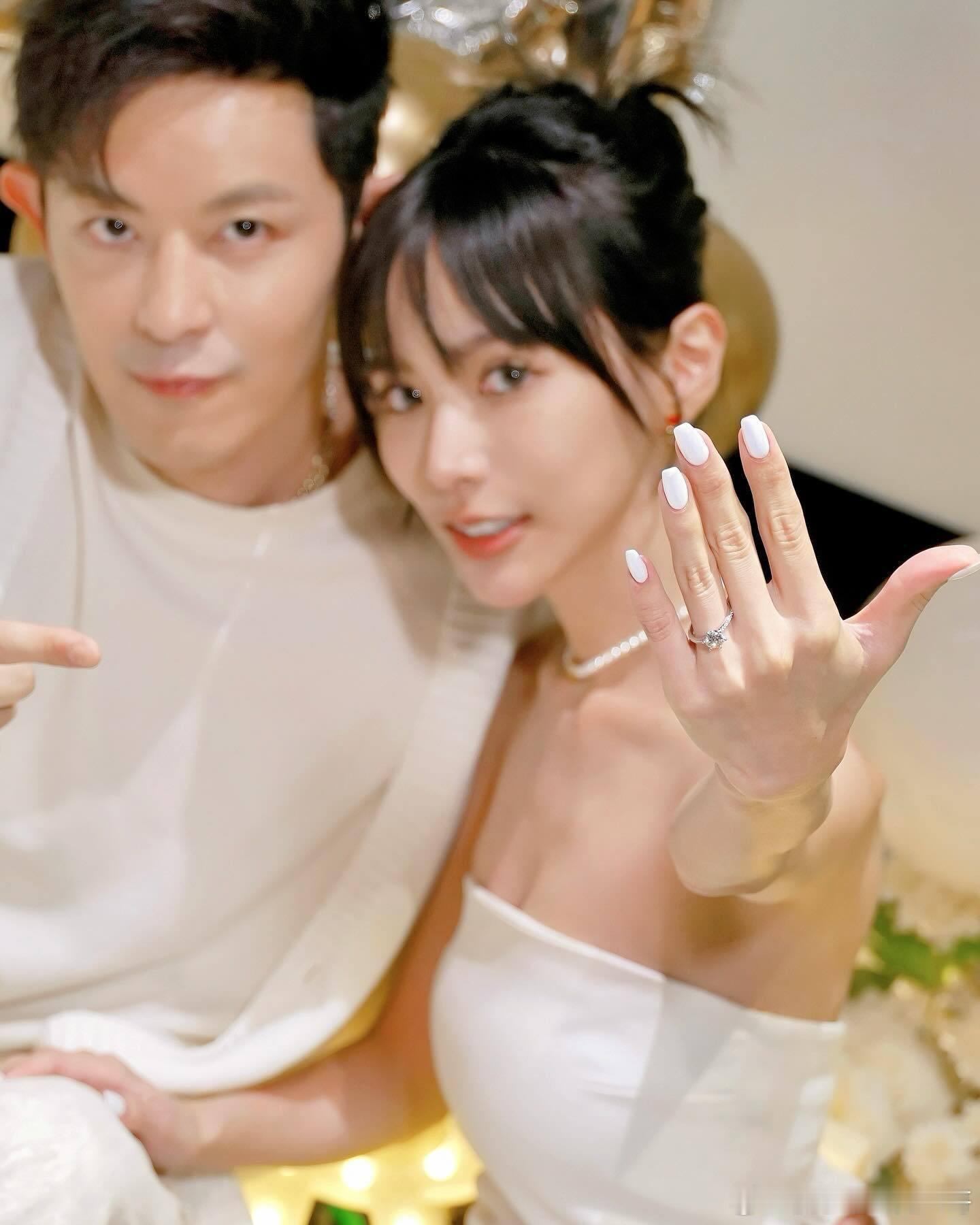 #敖犬补求婚##敖犬未婚妻晒钻戒# 敖犬正式向女友补求婚，未婚妻晒钻戒秀恩爱。 