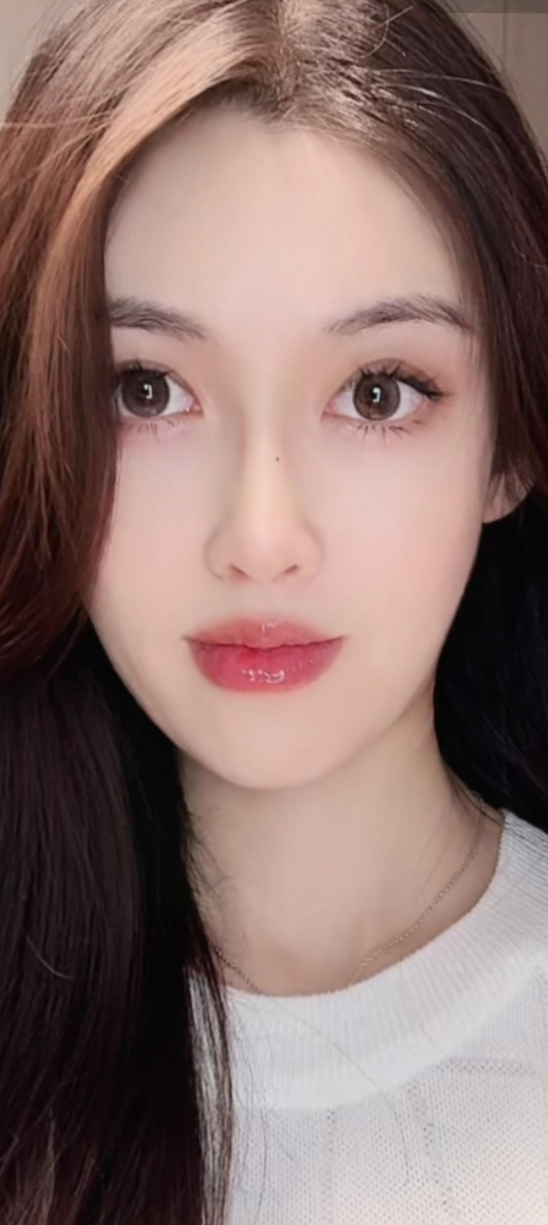 红妆美人笑，镜中映芳华。