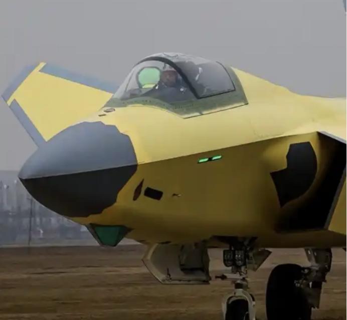 歼-20A又被军迷“挖”出猛料了。
 
这不，成飞放出了黄色歼-20A，有一些细