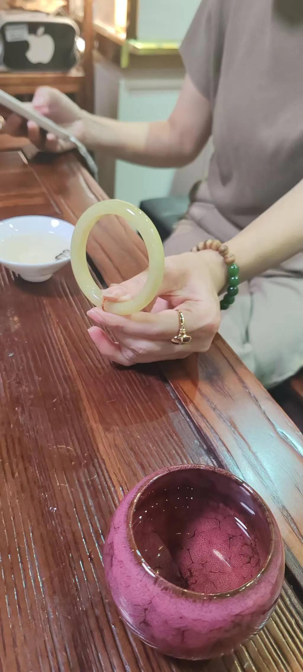 什么样的翡翠才是好翡翠?今天不聊玄学，只讲人间真实。当你们刷直播看翡翠，满屏“冰