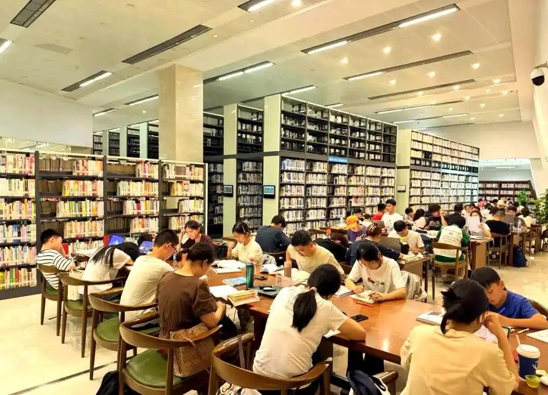 临江仙 · 图书馆一瞥
     
厅漫书香声寂寂，空调轻沐凉风。书山伏案各专攻