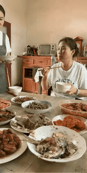 不是一家人，不进一家门

一家人正在吃饭，儿媳妇又做了一个菜，刚端到桌子前，还没