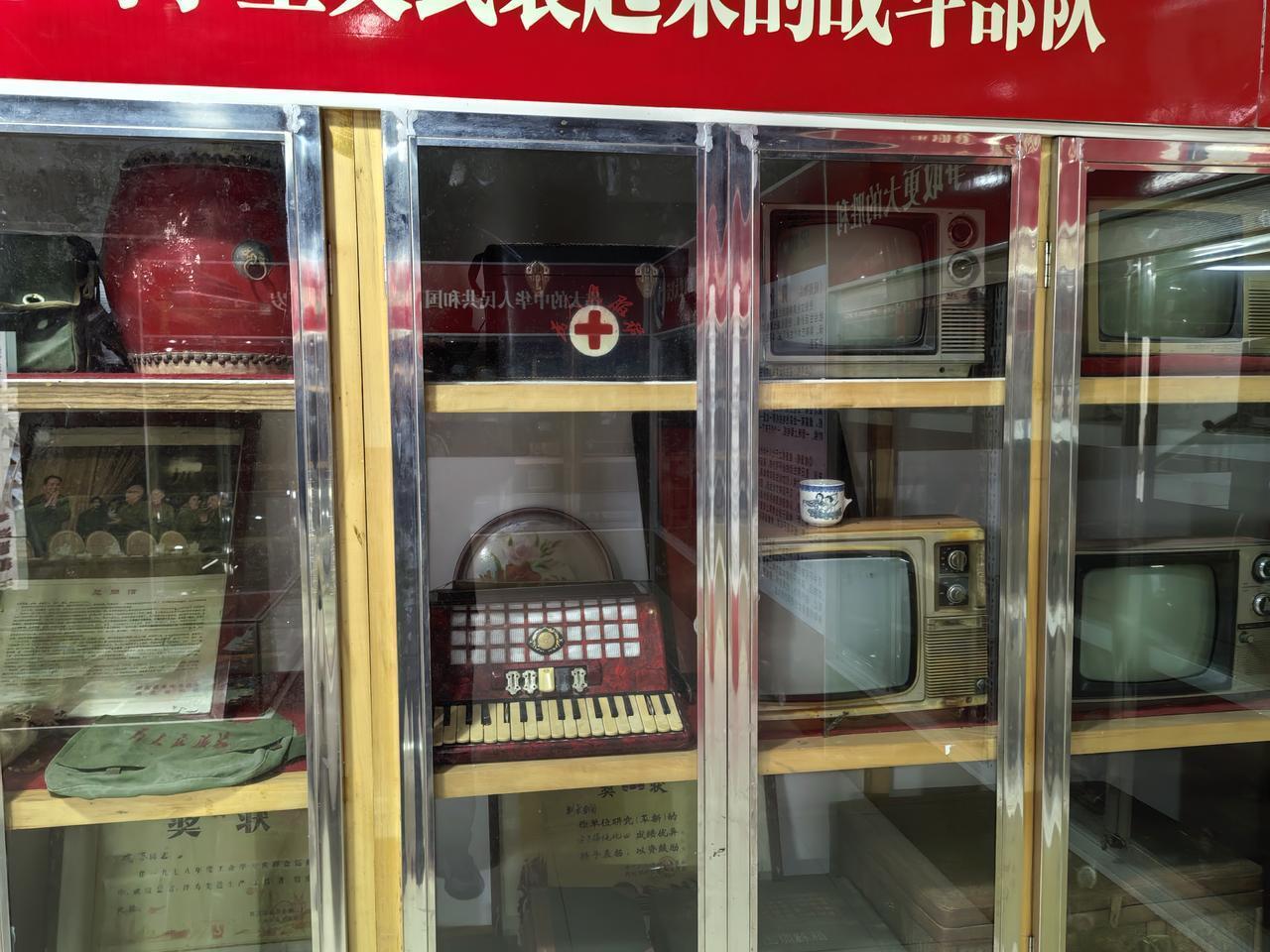 收藏改革开放时期的电视机，就像收藏一段鲜活的历史。那时候的电视机，是家庭的核心娱