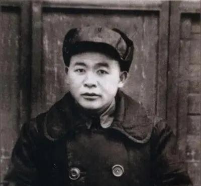 1937年那会儿，徐海东带着队伍在路上打了鬼子一闷棍，截下二十来辆大卡车。战士们