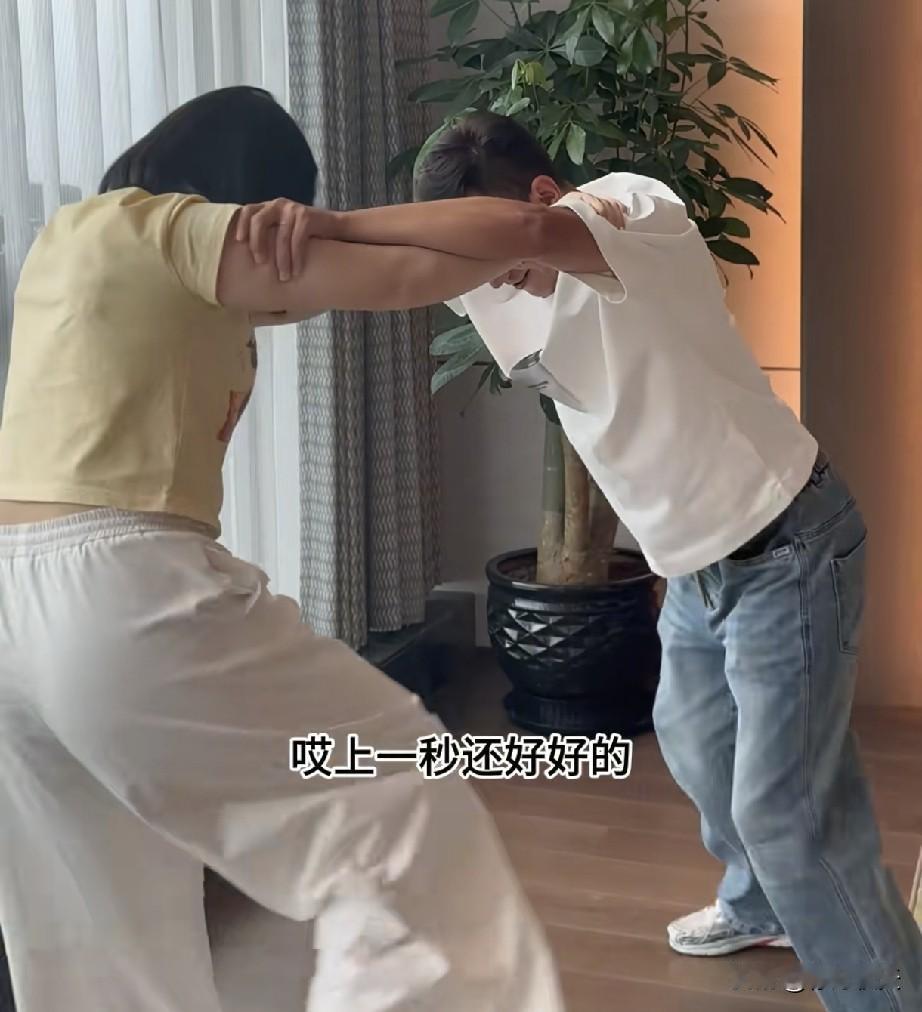 厉怀远说他只想轻松的活着，爱他想爱的人。
厉怀远又要直播了，他将在8月16号上午