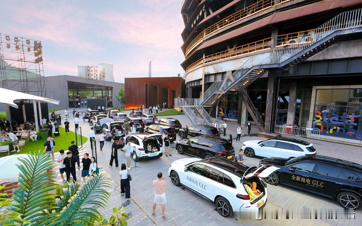 基于MB.EA原生纯电平台打造，针对国内市场做了轴距加长和专属调校，3027mm