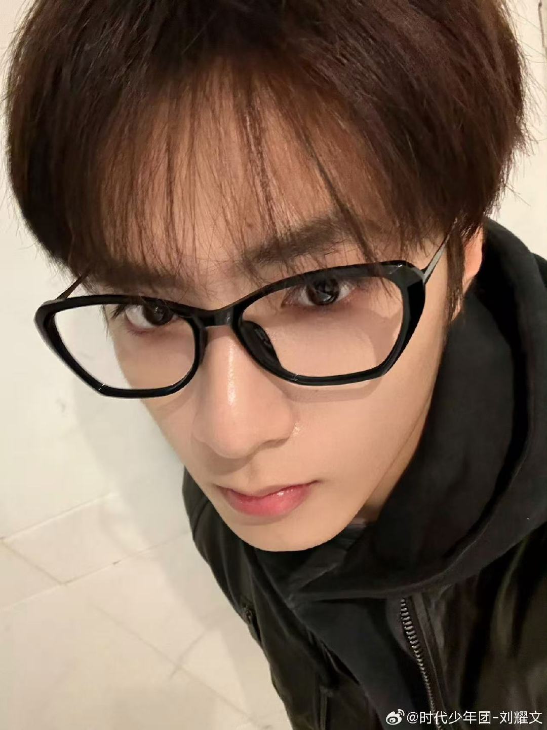 刘耀文有点温差的自拍照刘耀文晒有点温差的自拍刘耀文有点温差的自拍照刘耀文