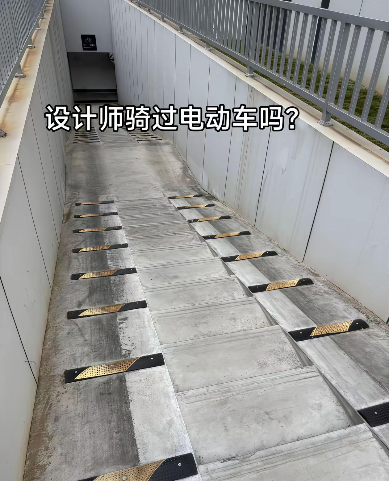 我觉得这个设计挺科学的，这个操作的初衷就是为了让人下楼梯的时候推着摩托车或者自行