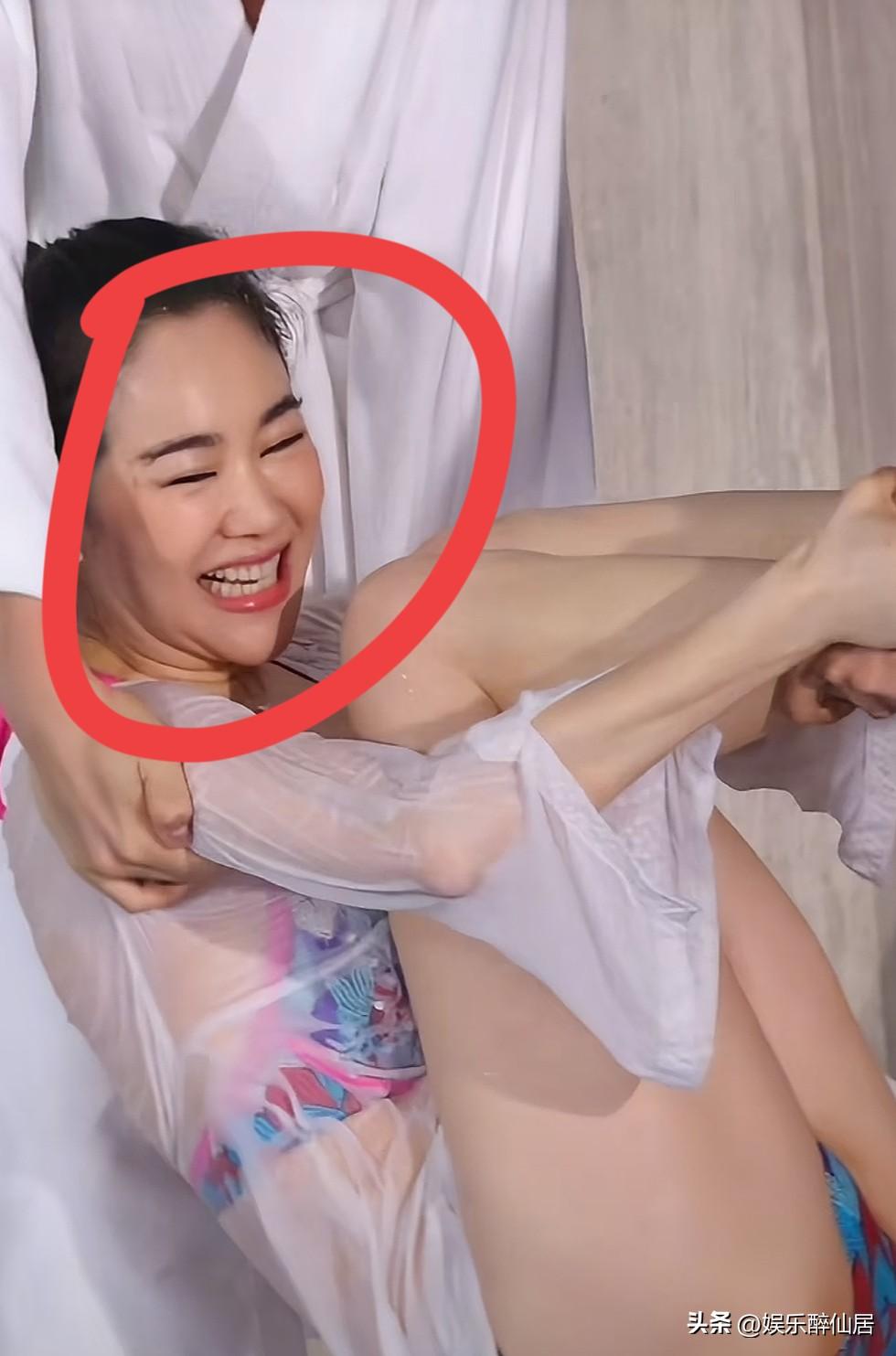 娱乐圈这么敢玩的吗？
近日40多岁的左小青真是让我大跌眼镜，印象中她一直是“保守