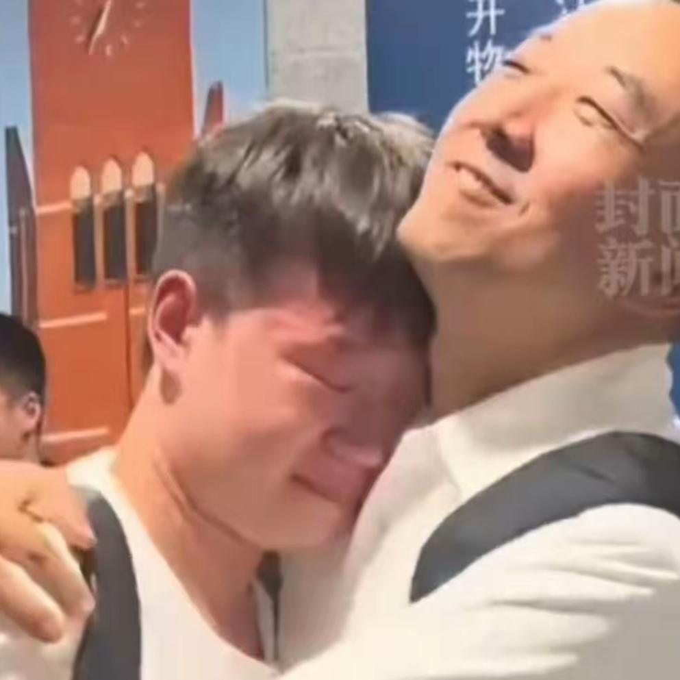 “浙大又因一份温暖火了”！浙大礼堂内，巴东学子向东升找到陈行甲，没说几句话眼圈就
