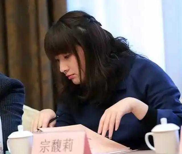宗馥莉要当心啦！
我有种不好的预感

杜建英这次诉讼确实蹊跷。她明知信托不存在仍