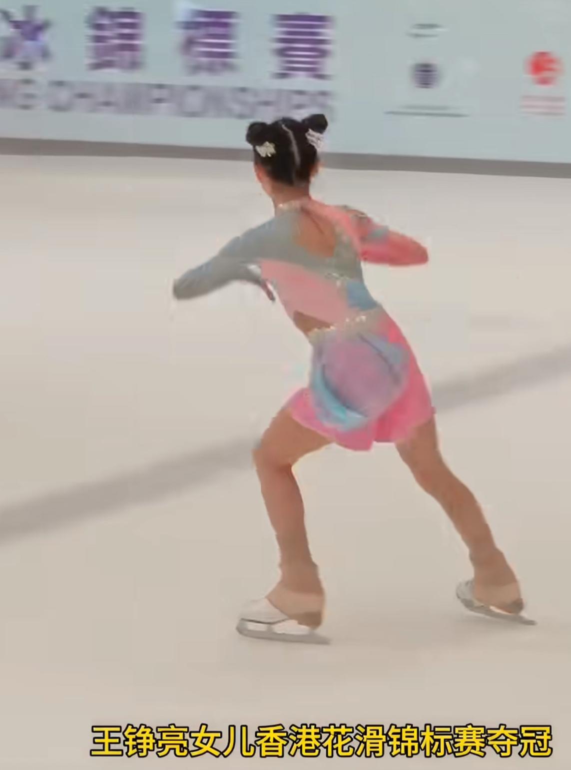 王铮亮女儿又拿花滑比赛冠军了！
这下子再就业哥哥群里肯定又是一片祝贺声。
王铮亮