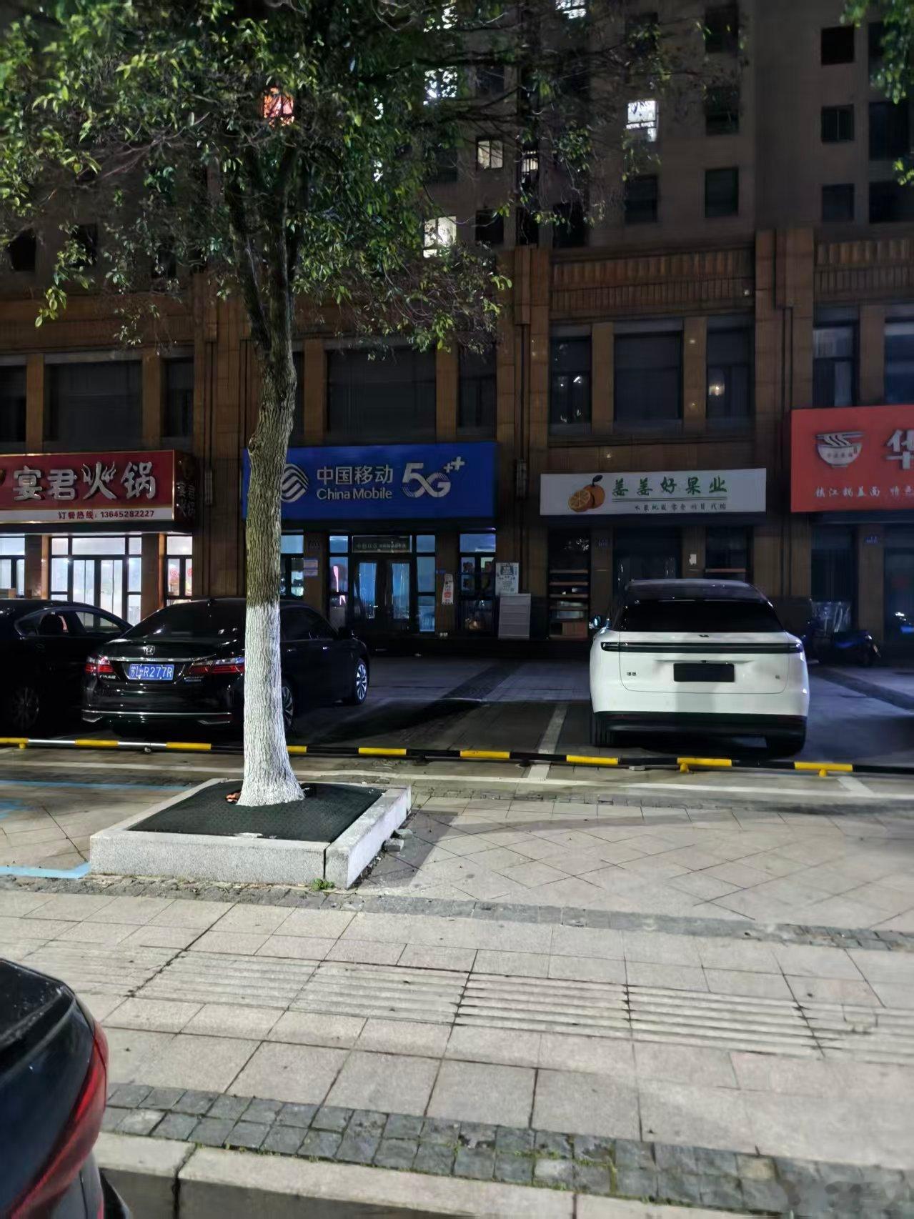 出门吃个夜宵，又发现一台理想i6新车，这是继下午看到两台临牌理想i8后的第三台理