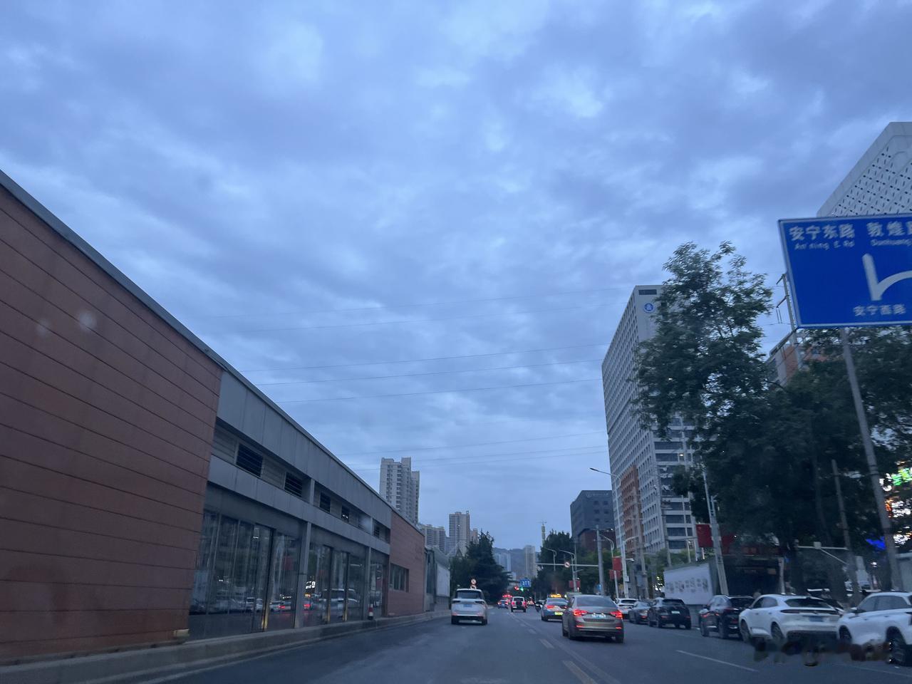 夜晚兰州的街景——兰州市安宁东西路到东路段，其实说起来兰州安宁的变化也挺大的，道