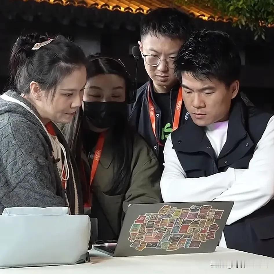 汉森加班到了十二点十五，
业绩冲到了2800万，
全天最高5.4万人在线，
卖了
