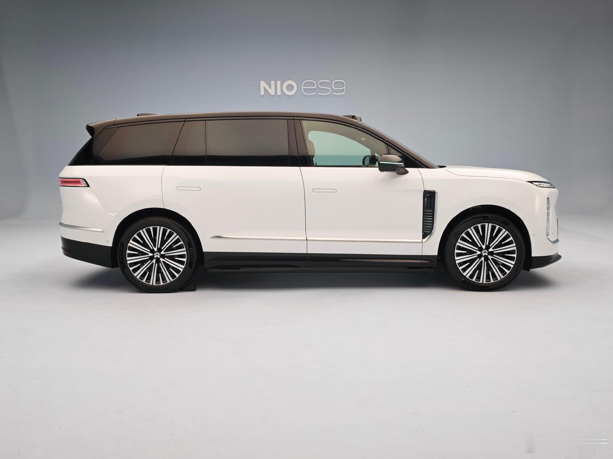 今晚蔚来ES9有点车皇的意思，设计这块就不聊了，蔚来的美感一直在线，但香槟塔硬钢