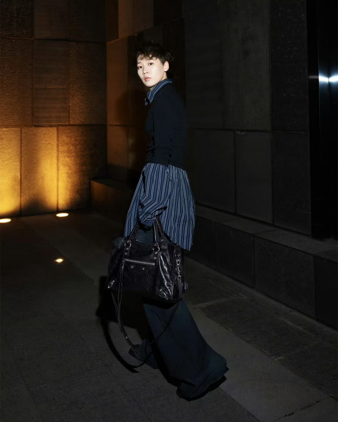 王曼昱好权威的时尚感 🈶王曼昱演绎Balenciaga Le City手袋，今