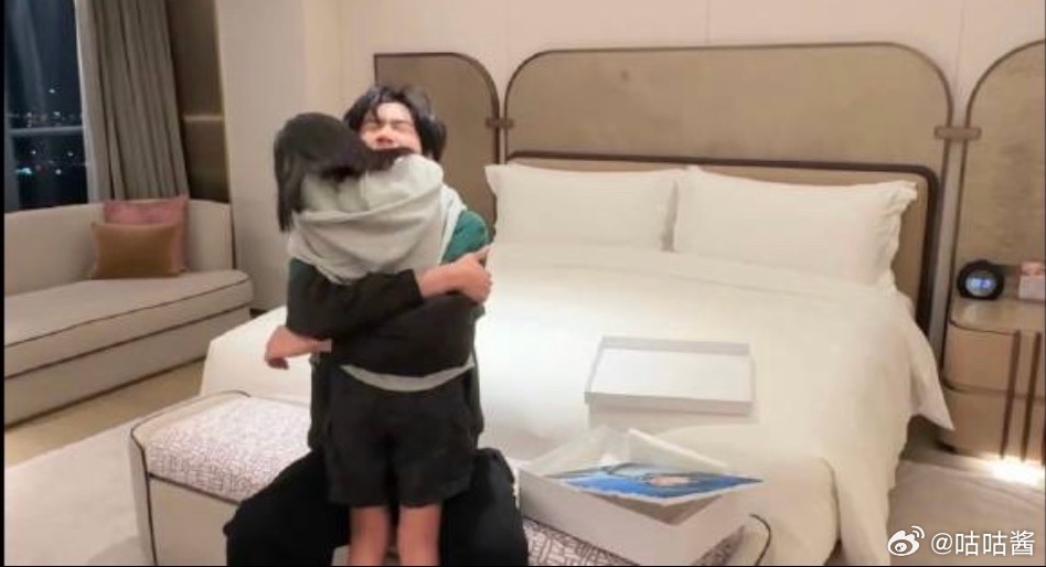 小侄女送周柯宇画像周柯宇收到了小侄女的画像 周柯宇和小侄女好有爱啊 ​​​