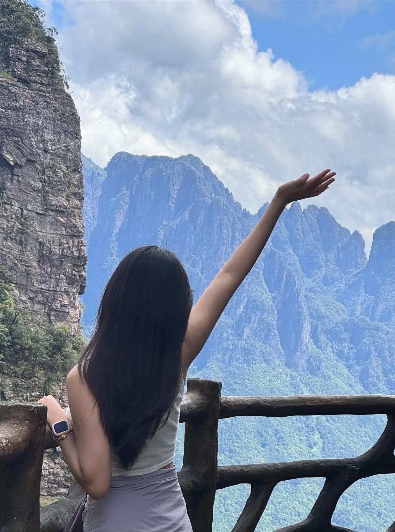 近日，广州某外贸公司一位25岁的女员工（广西人）很是苦恼，爱情的苦恼。

她的男