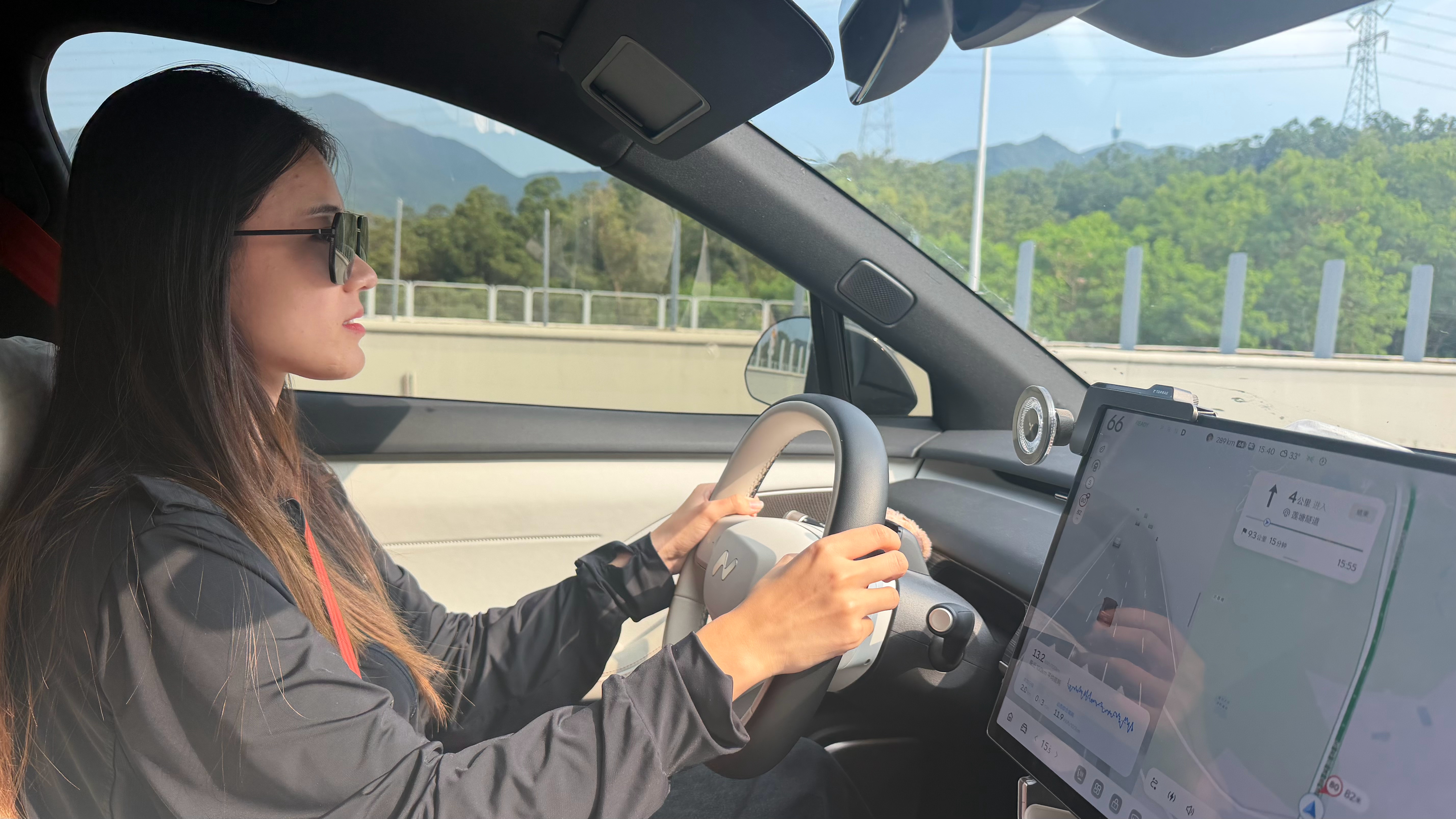 小李非常害怕开车，因为我一直让她学开车，哭过好几次在我的鼓励和要求下，现在已经能