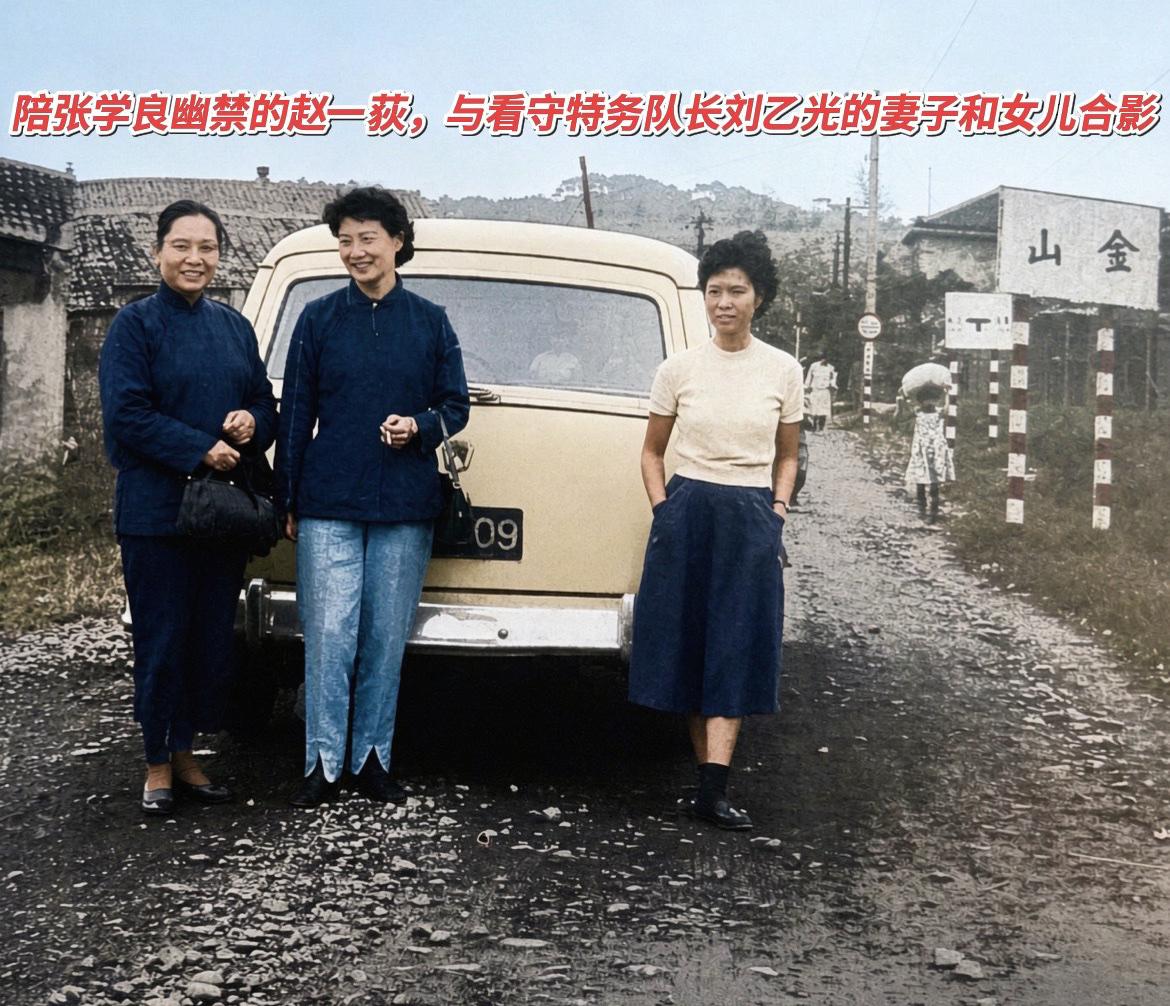 这张老照片拍摄于1958年10月19日，地点在中国台湾台北金山。

左二这位，就