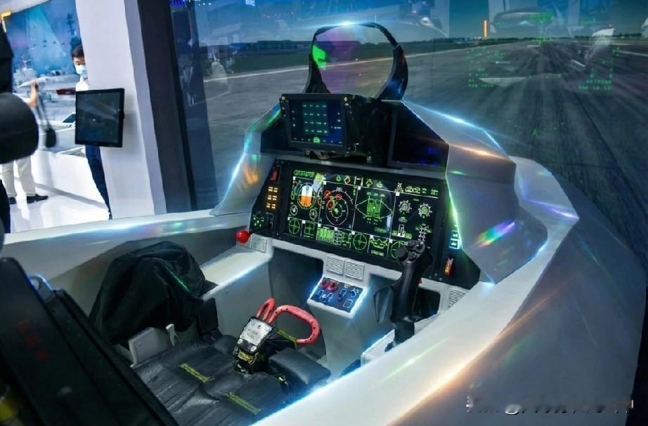 歼35出口版座舱公开亮相

大尺寸一体化横屏占据座舱核心，飞行数据、战场态势能集