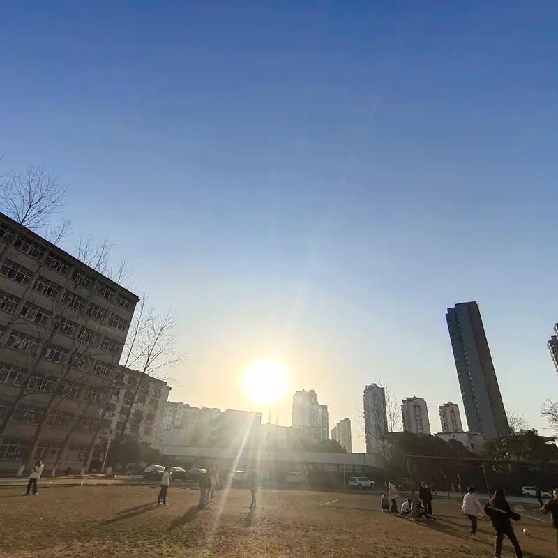 进入教师过剩时代，师范生到底还值不得上？
其实，说教师过剩，有点夸张。
就河南省