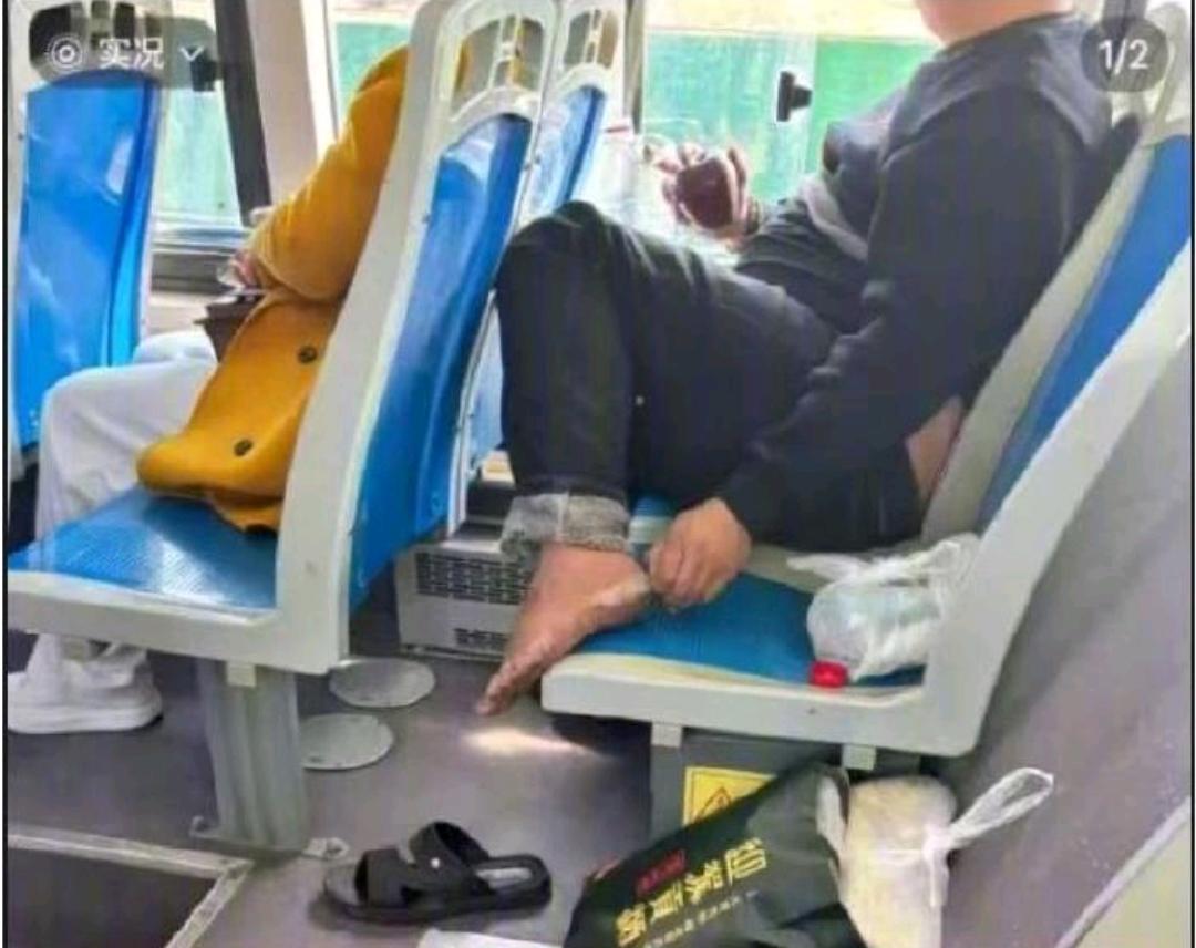什么也别说，我就问一句话，这样的公交车你下次还敢坐吗？

现在真是奇了怪了，坐公