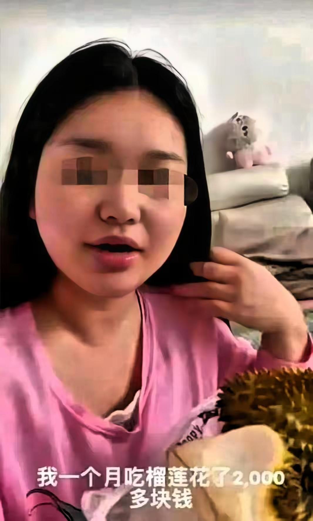 有位榴莲姐，自己一毛钱不挣，每月光榴莲就能啃掉两千块。她老公是干电焊的，累死累活