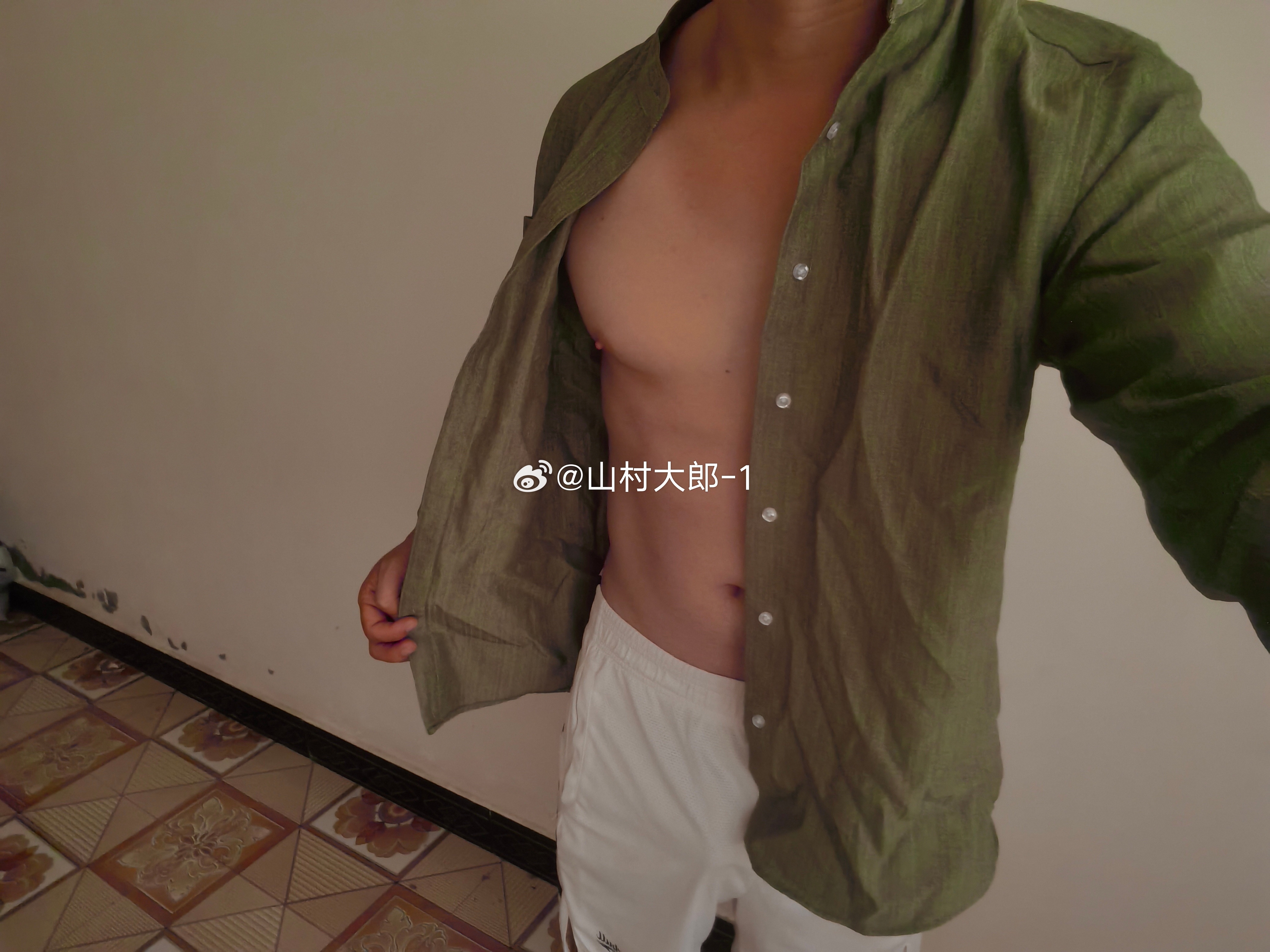 早安，睡醒了，做了一夜梦，梦到去据点，电瓶车被偷了，又去了浴池洗澡，衣服还被别人