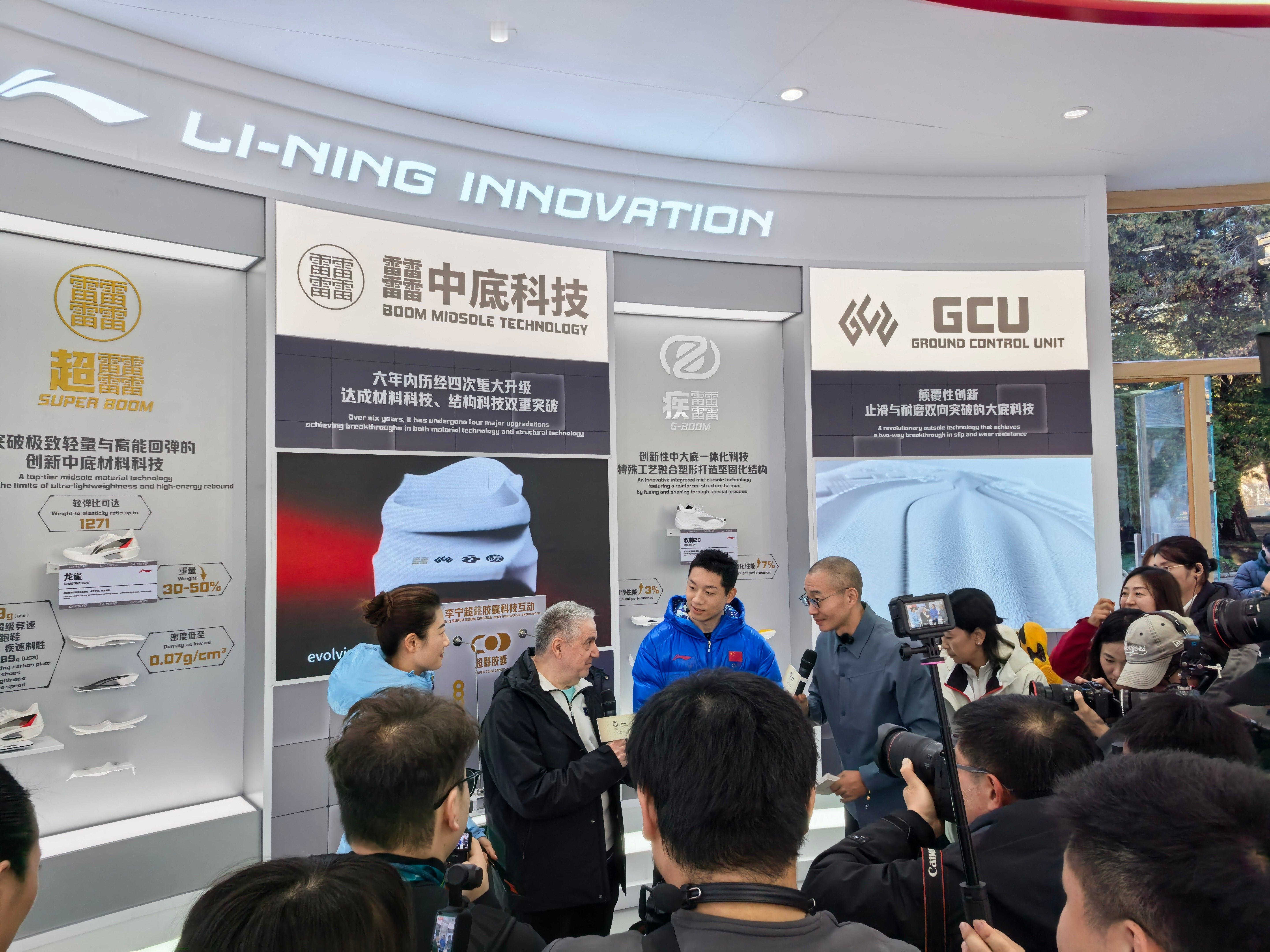 国乒名将许昕现身米兰冬奥会 前方，和央视知名主持人于嘉一同向国外用户推介中国制造