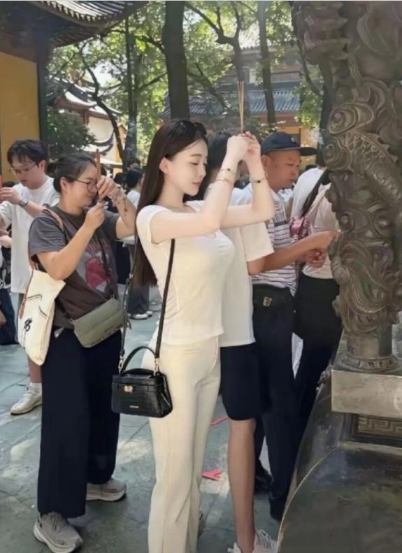 她能有什么烦恼呢