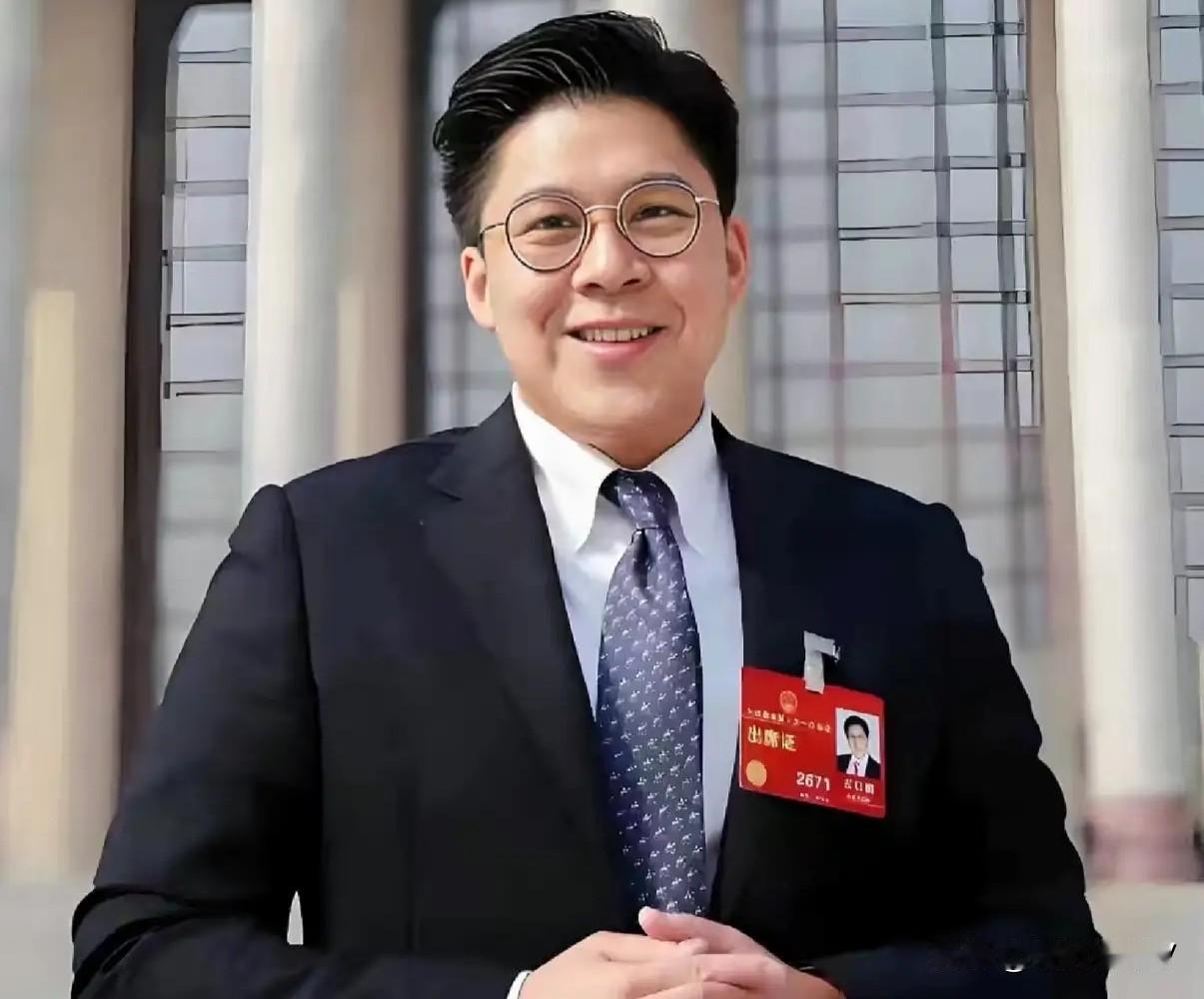 霍启刚首晒财产！35套物业遍布港、澳、内地及英法，俨然一个“全球包租公”。

最