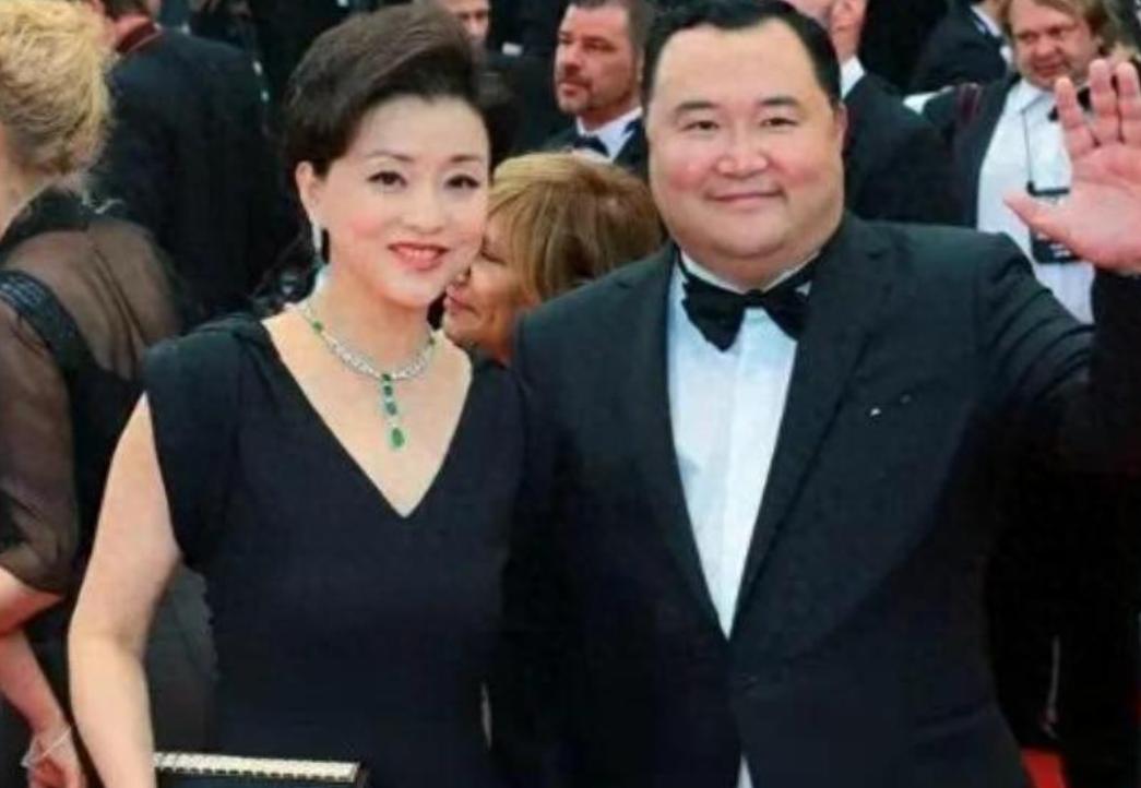 1994年，富豪吴征斥资500万买下一艘游艇，把杨澜邀到游艇大胆表白。杨澜说我已