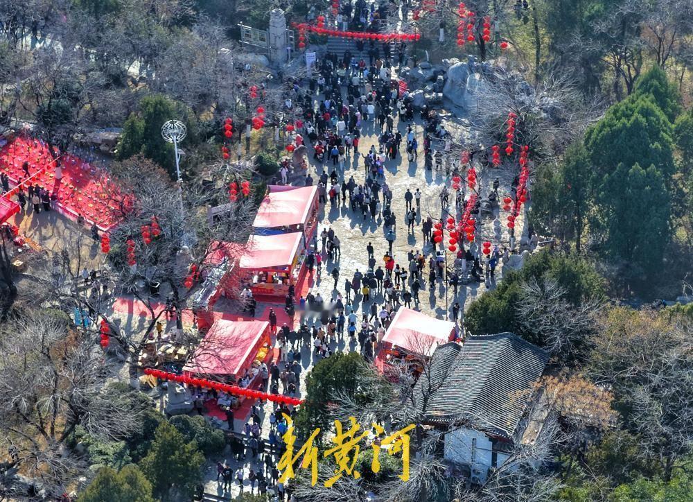 2月19日，农历大年初三，济南千佛山风景区“登高祈福·骏马迎春”新春游园会继续迎