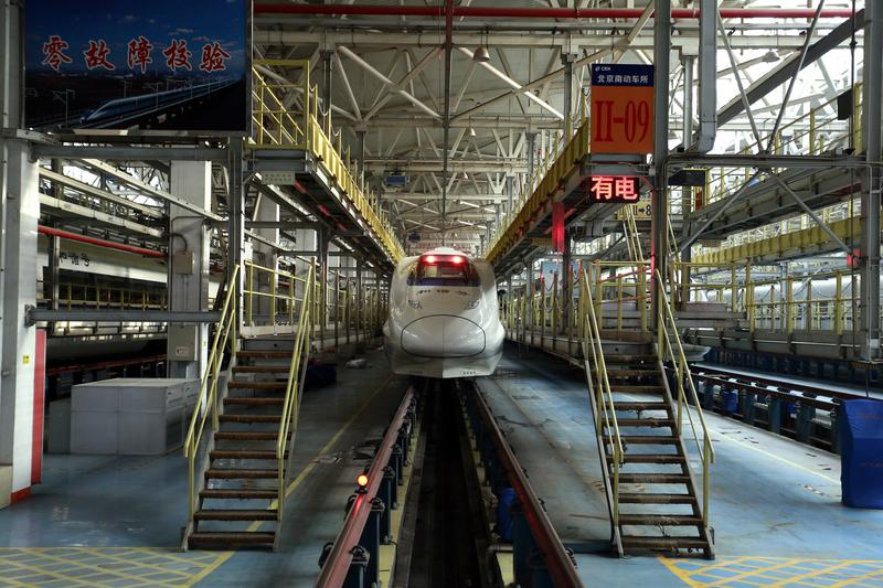 笑不活啦！上海一男子坐动车回家，到站后咋感觉一只脚走路不得劲呢？低头一瞧，好家伙