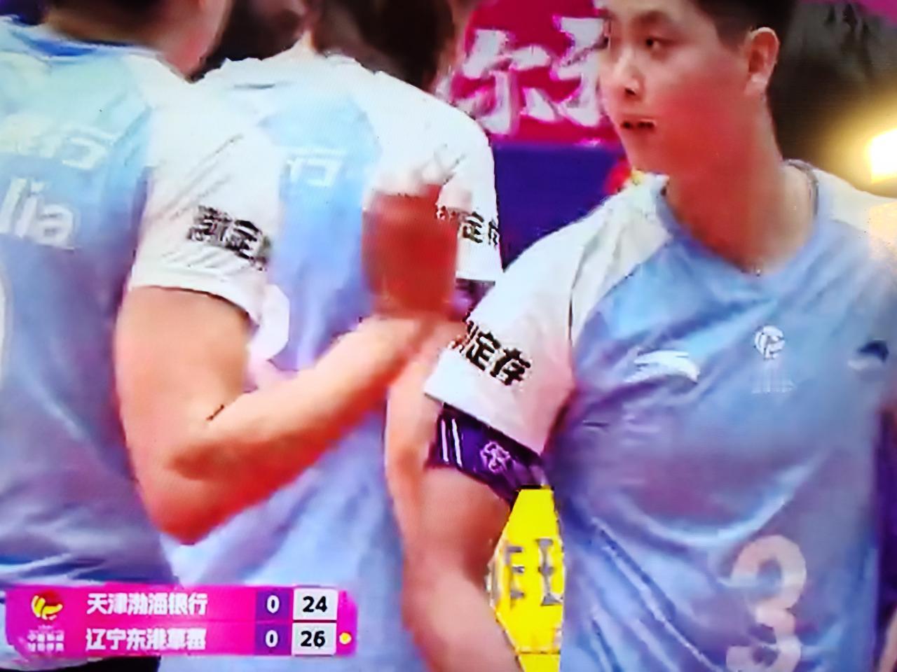 女排排超联赛第十三轮，天津女排主场迎战辽宁女排，第一局比分24：24，随着郭慧珍