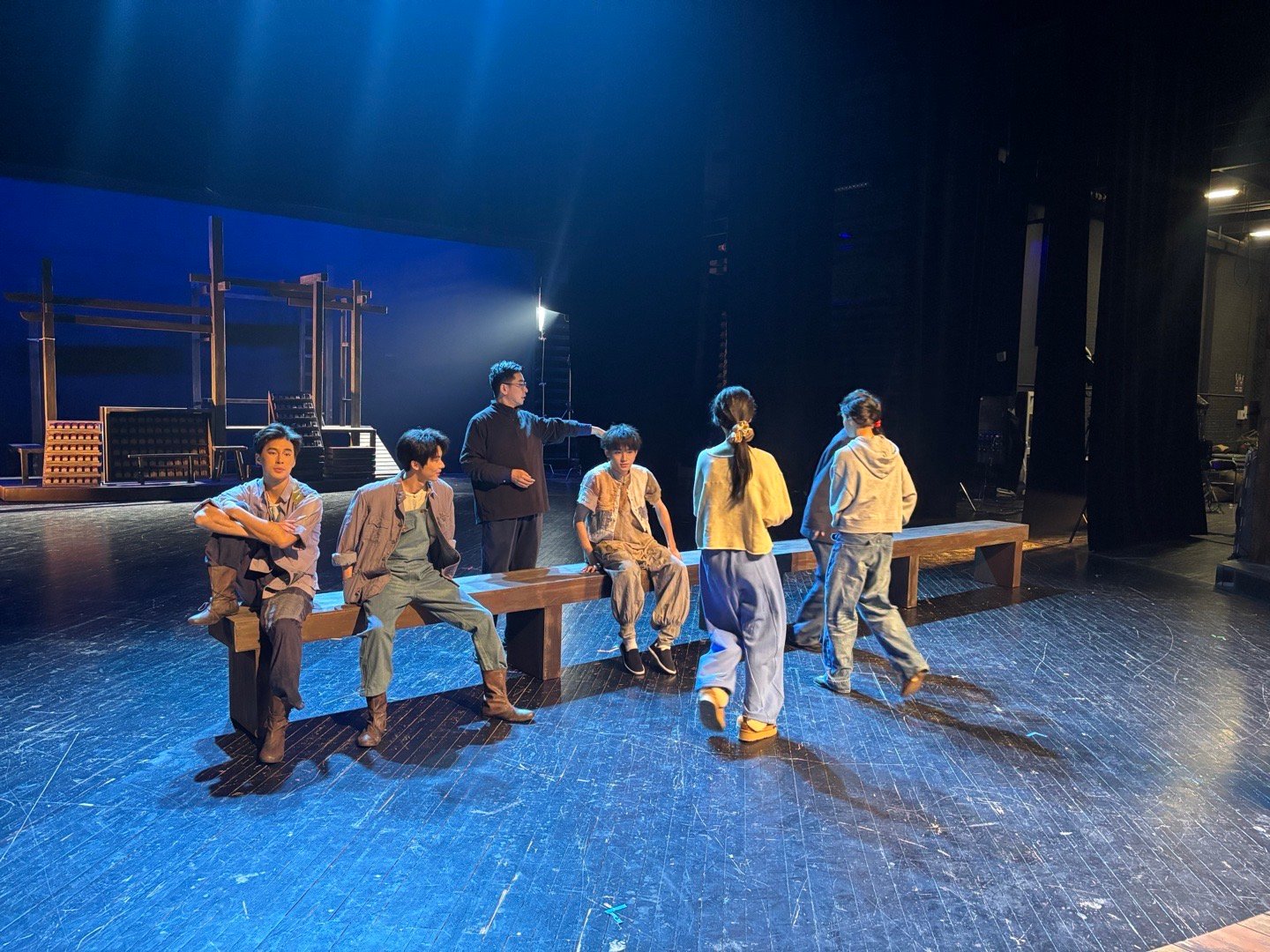 由中央戏剧学院表演系主任王鑫导演，2022级话剧影视表演本科班毕业演出剧目《四川