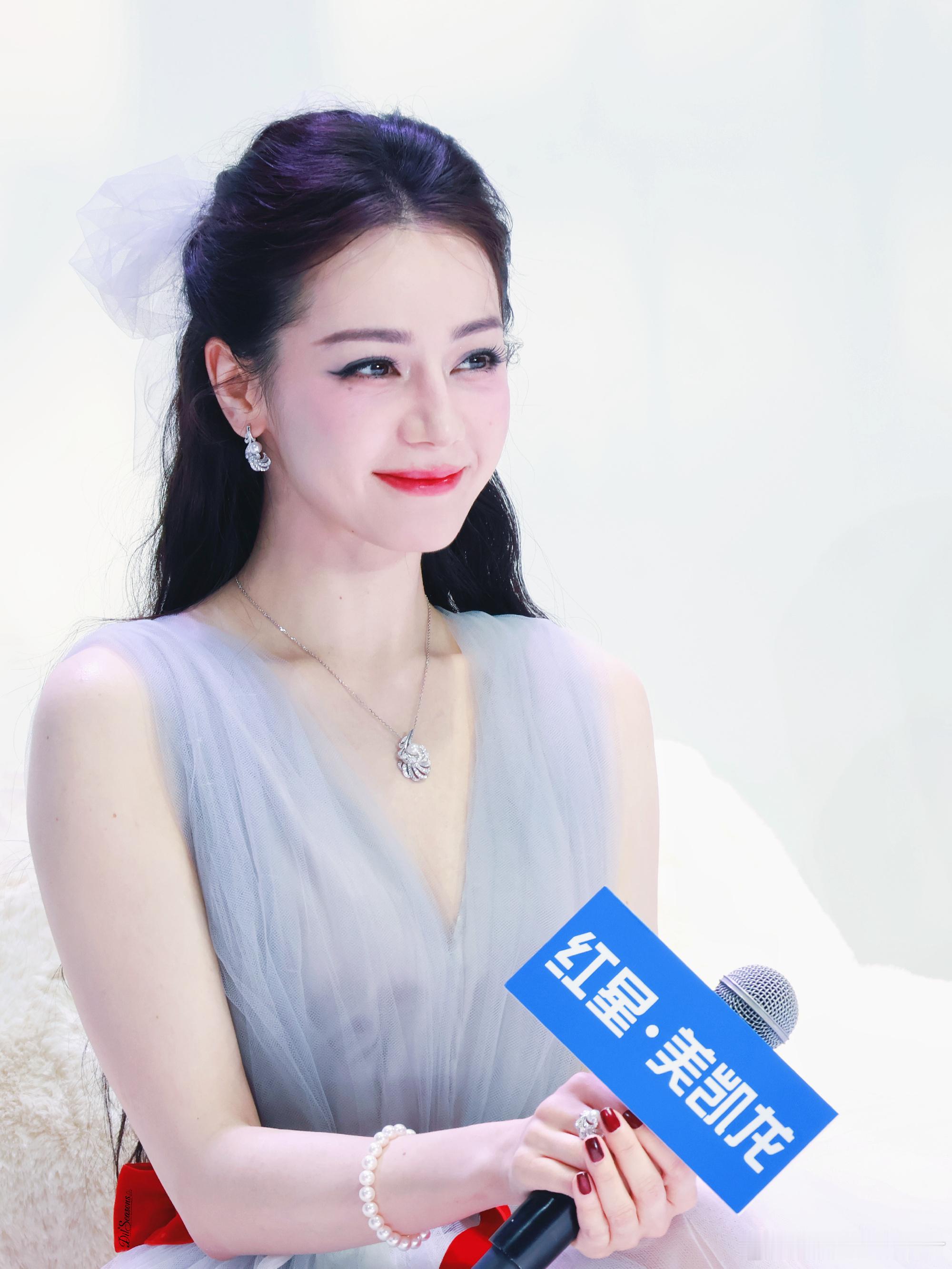 迪丽热巴[超话]  人，纵有万千的道路可以抵达人生的终点，而善良，则一定是人生路