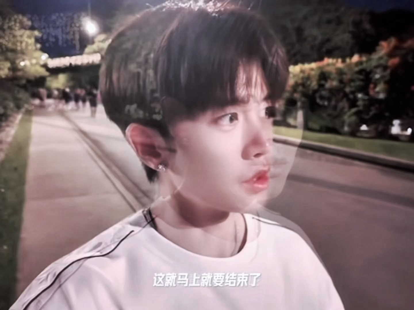 这完全男朋友吧他会不停的给你讲讲这里，说说那里，会带着你看不同的风景 