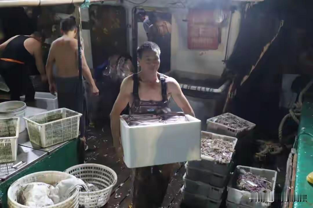 台州开捕后的第一网海鲜刚上岸，码头瞬间就热闹起来，鲜活的海货一摆上滩位，没多久就
