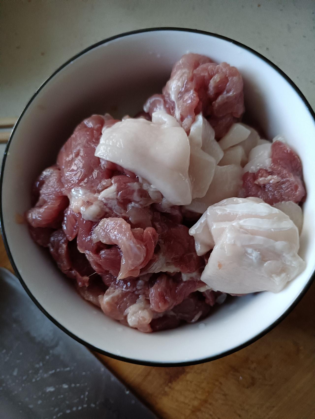 就这么一点前腿肉，估计能够炒三次菜，花了 45.0 元，单价 60 元一斤。
 