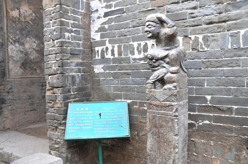 古树盘根倚铁墙，
绿叶婆娑映日光。
乡村小径人迹少，
静听风语话沧桑。

这首诗