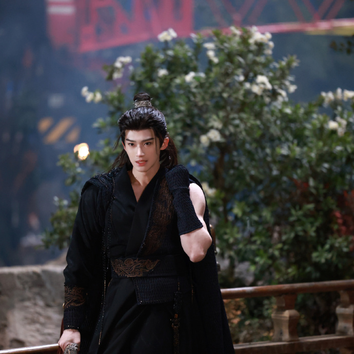 闫桉侍鳞宗统领厉劫幸甚与共 闫桉月鳞绮纪侍鳞宗统领厉劫剧照来啦，好帅一张脸好夯的