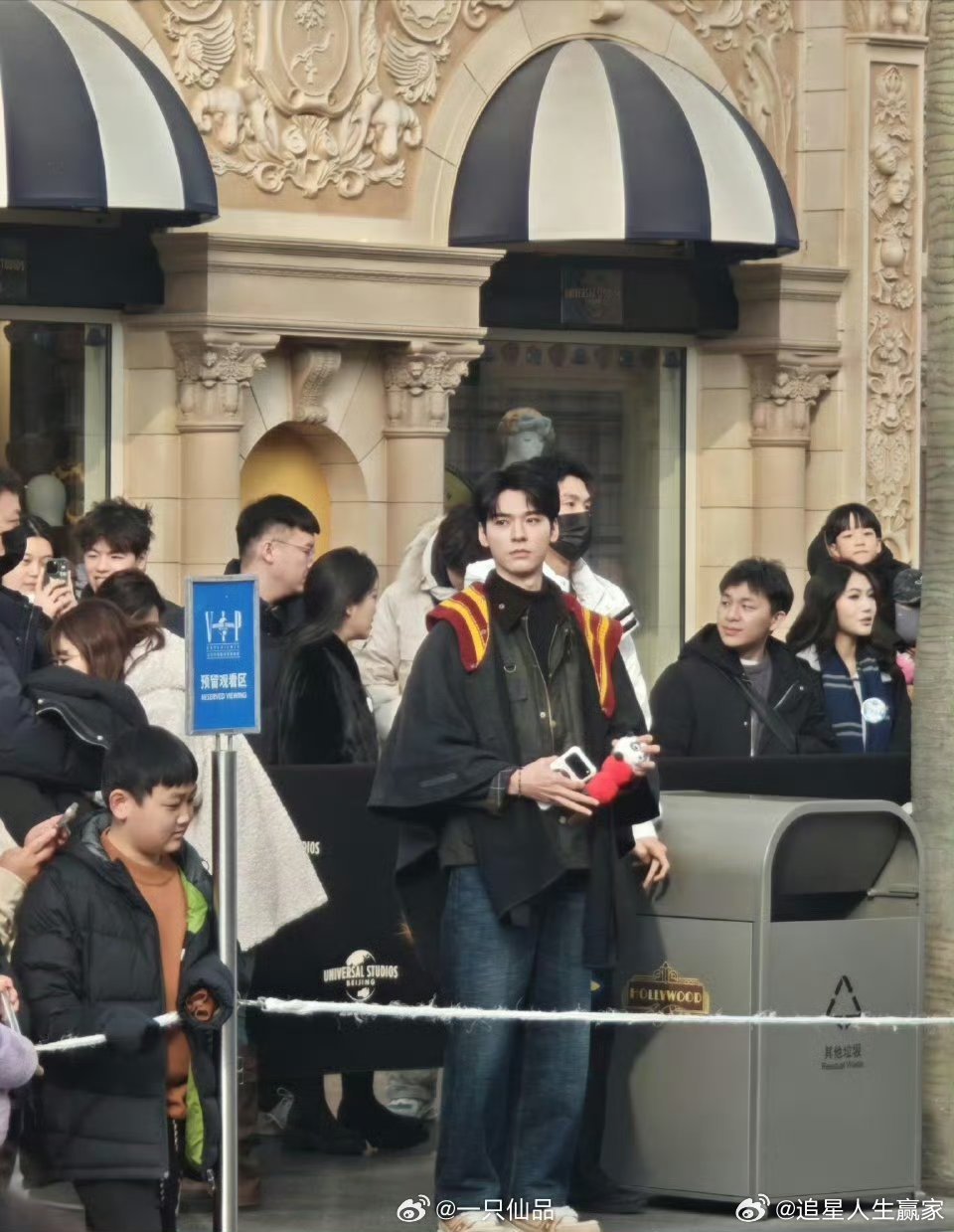 龚俊环球影城cos服也太帅了吧！好出众的外表