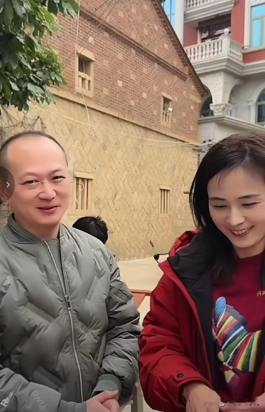 网友说：有人问，亲情是什么？
我想，亲情不一定靠血缘相连。
两个没有血缘的哥哥，