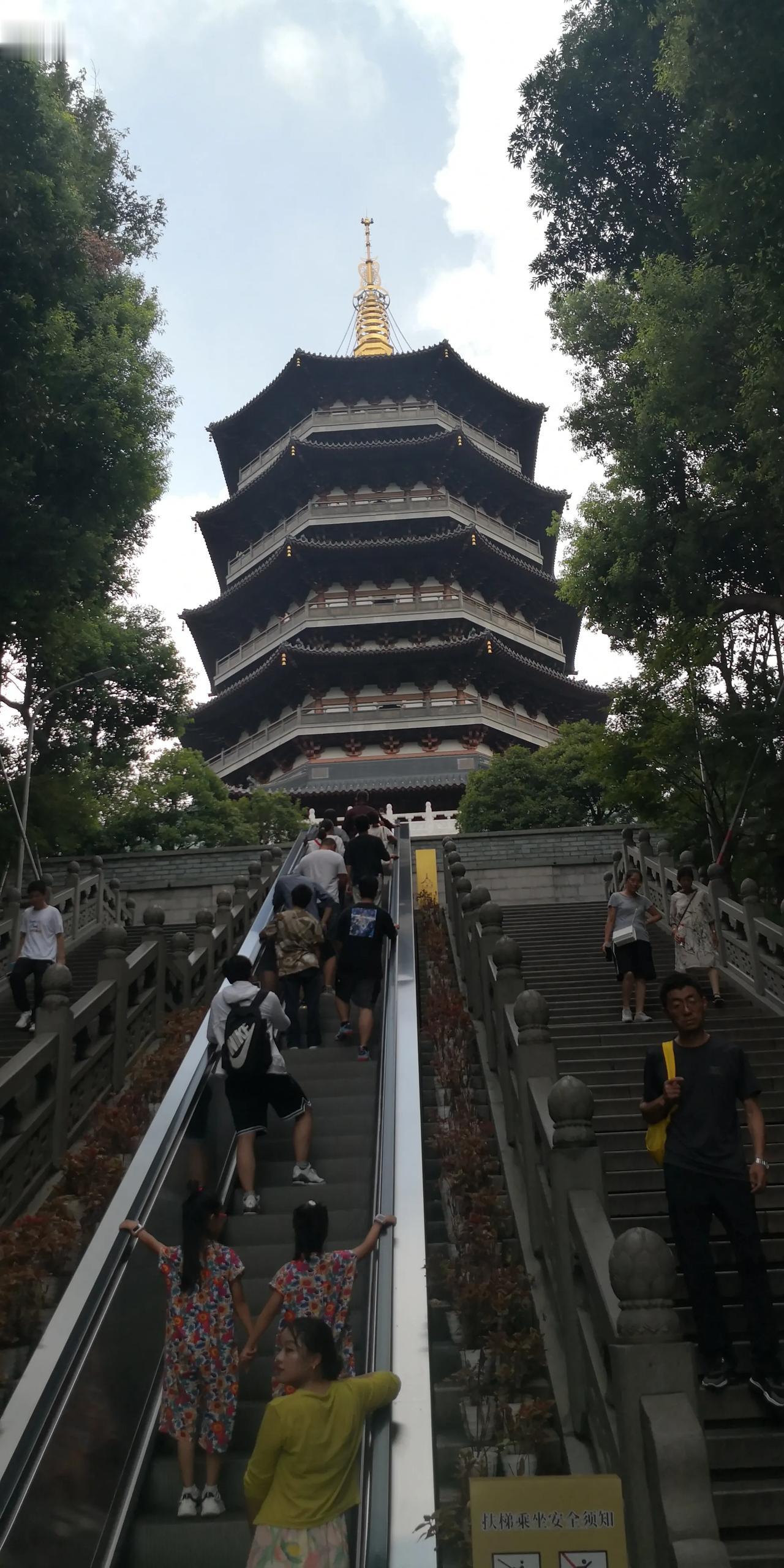 杭州之行小结:雷峰塔神话故事迷人；西湖风景令人陶醉；杭州绿化优美，空气新鲜舒适；