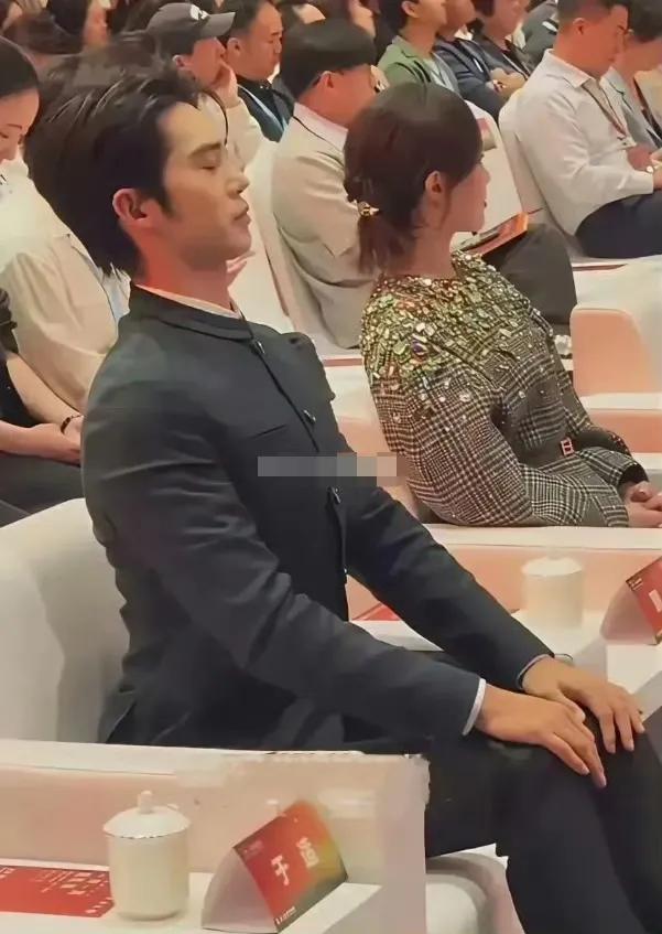 不怪旁边的小姐姐一脸尴尬，换谁也是一样。 ​​​