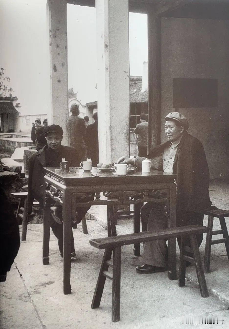 毛主席对身边人的要求，透着不搞特殊的自律。
1947 年转战陕北时，天气寒冷，警